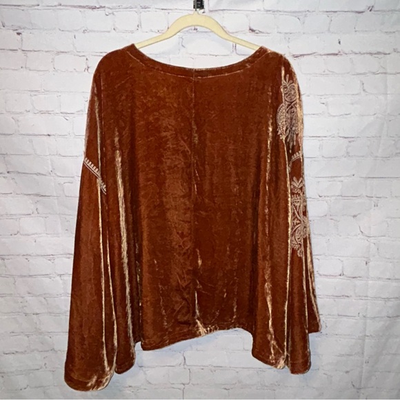 Sundance Dreams in Harvest
Carmel Embroidered Velvet Top size XXL - Picture 5 of 7